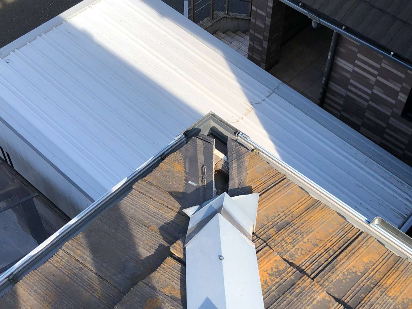北九州市小倉北区 遮熱塗装・屋根瓦補修・コロニアル屋根塗装・付帯部塗装・火災保険対応工事 施工写真1