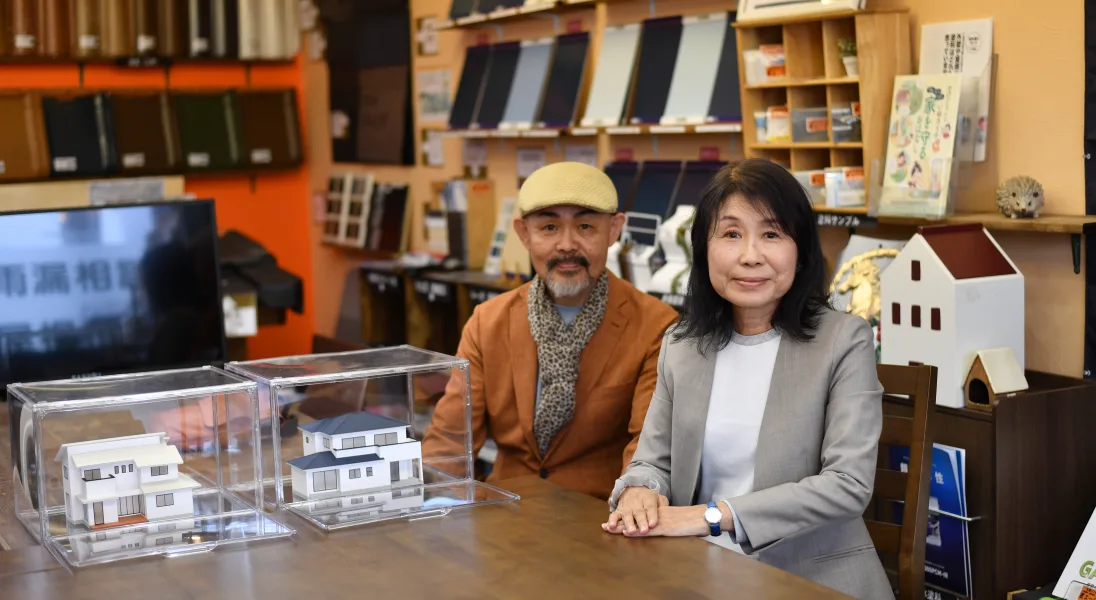 代表取締役 中村邦夫と専務取締役 梶川裕子