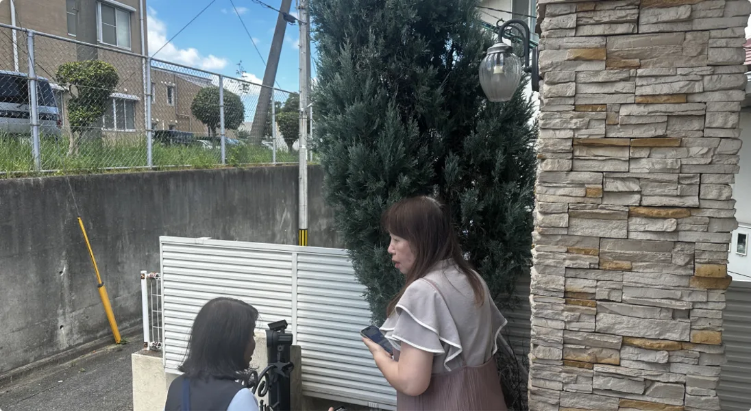 女性スタッフが色見本を使ってご案内する様子