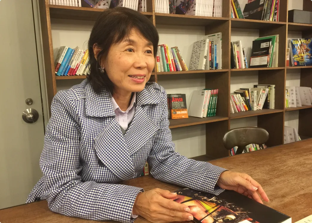 女性リフォーム提案士に相談する様子