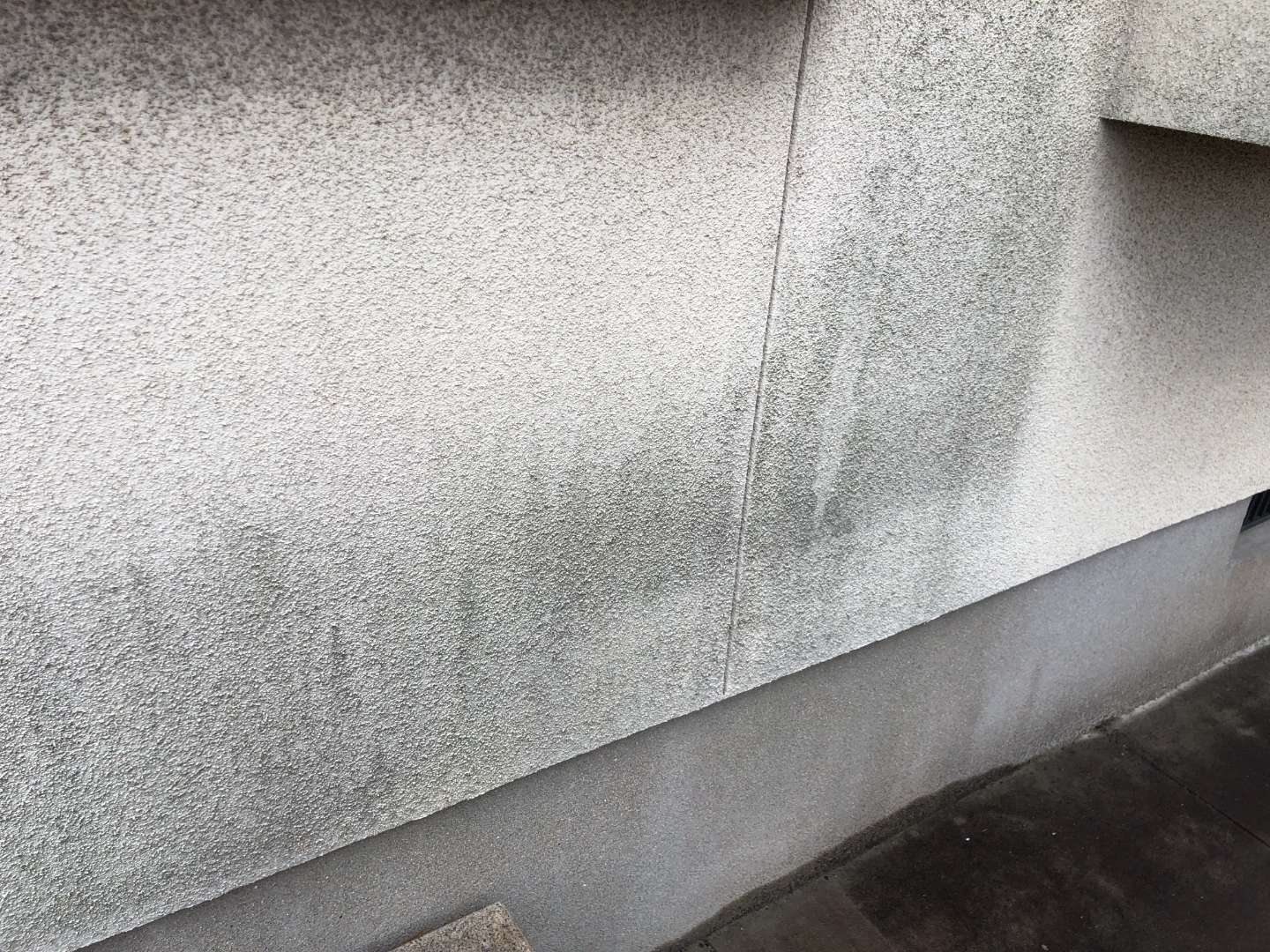 北九州市八幡西区 屋根瓦補修・遮熱塗装・外壁塗装・付帯部塗装・木部アク洗い 施工写真2