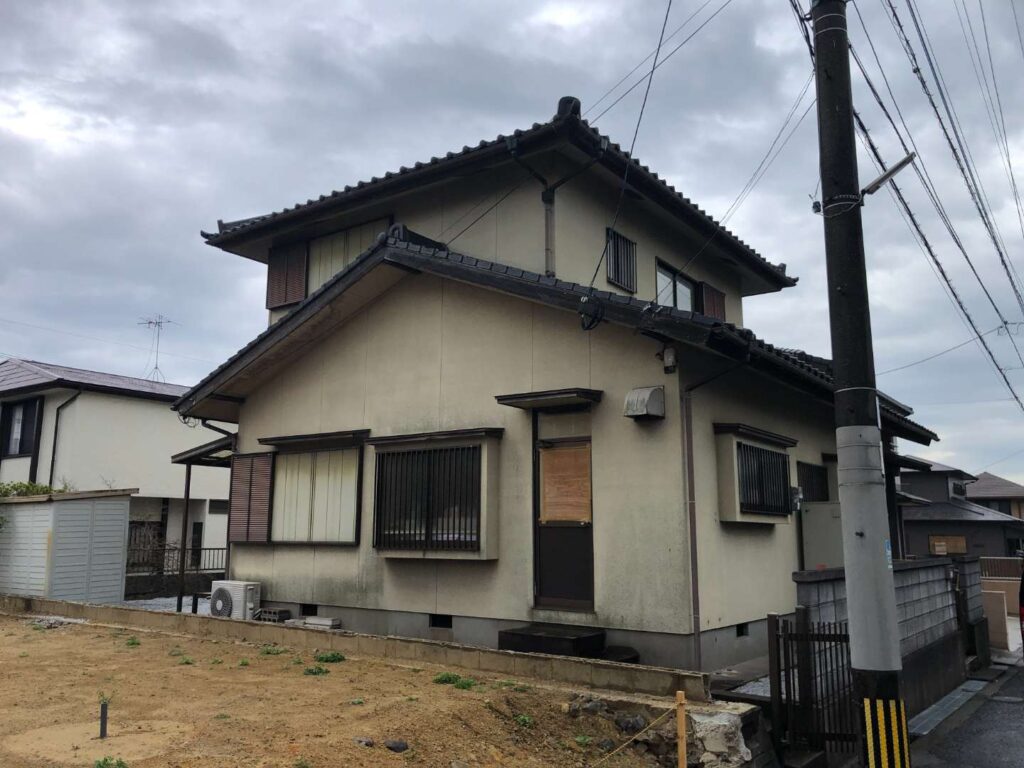 北九州市八幡西区 屋根瓦補修・遮熱塗装・外壁塗装・付帯部塗装・木部アク洗い(施工前)