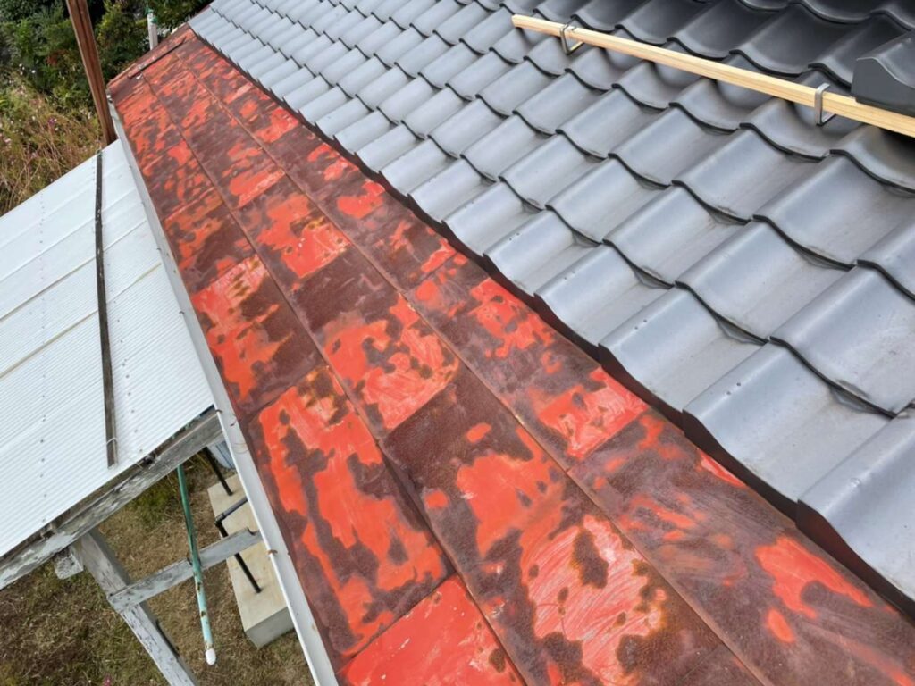 北九州市八幡東区 雨漏り調査・板金工事「谷樋交換」・屋根瓦補修(施工前)