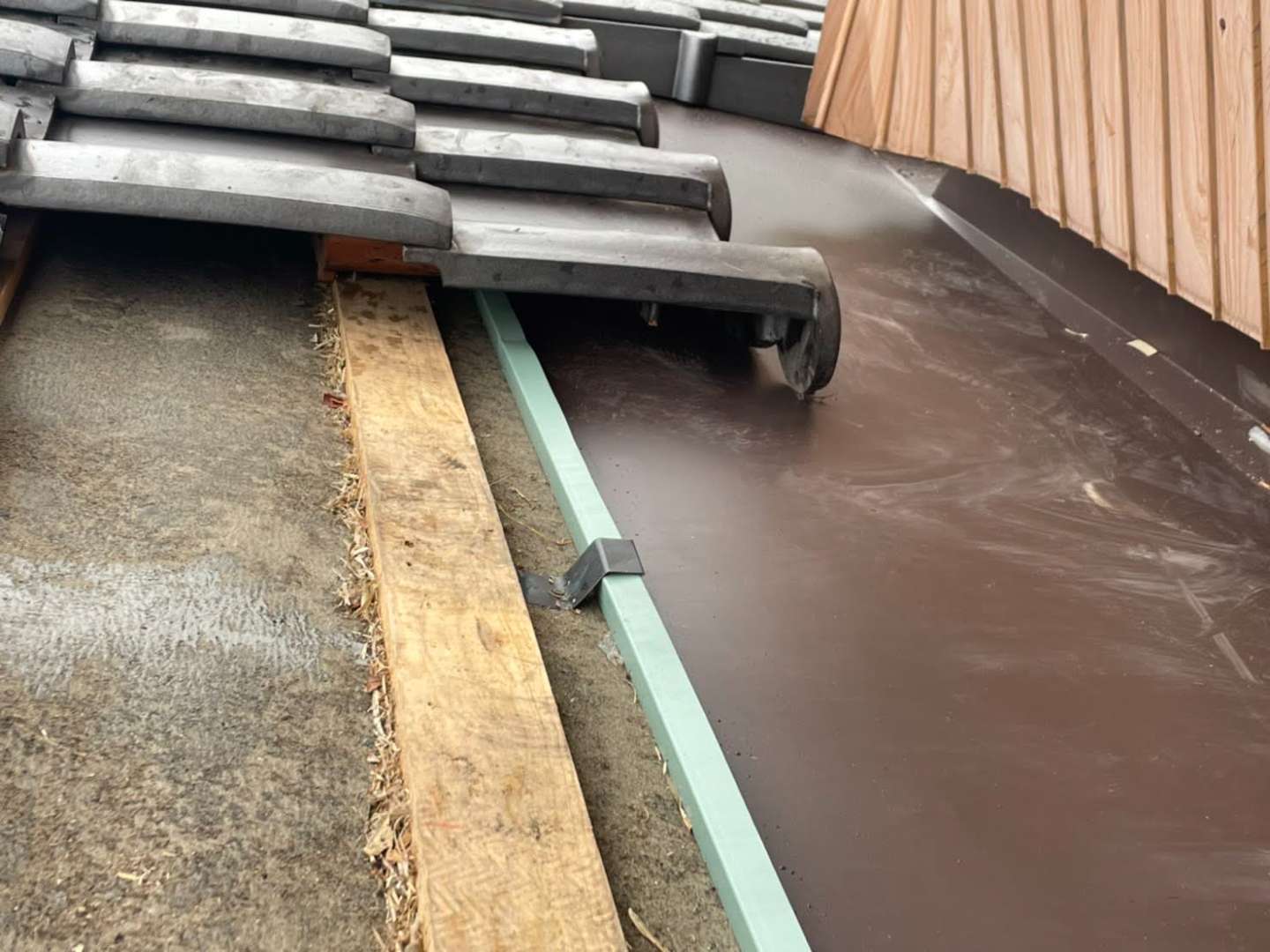 北九州市八幡東区 雨漏り調査・板金工事「谷樋交換」・屋根瓦補修 施工写真9