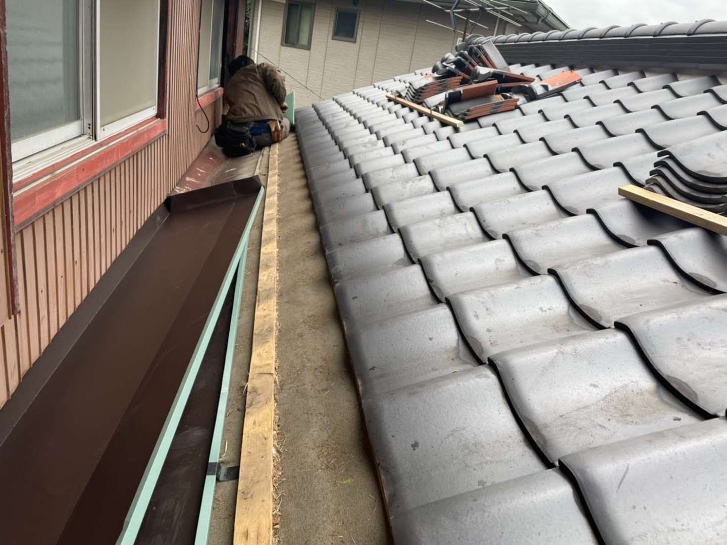 北九州市八幡東区 雨漏り調査・板金工事「谷樋交換」・屋根瓦補修 施工写真8