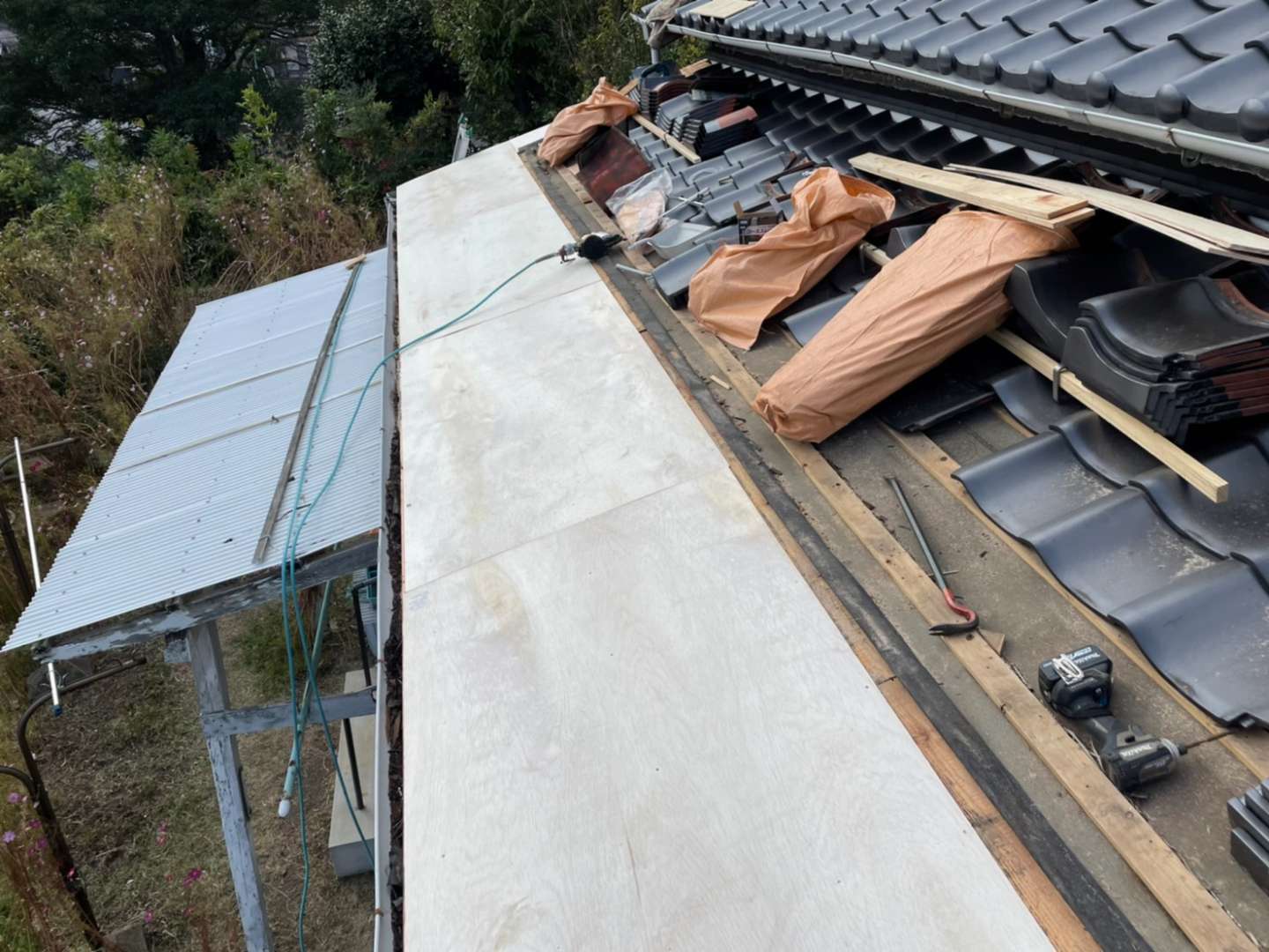 北九州市八幡東区 雨漏り調査・板金工事「谷樋交換」・屋根瓦補修 施工写真4