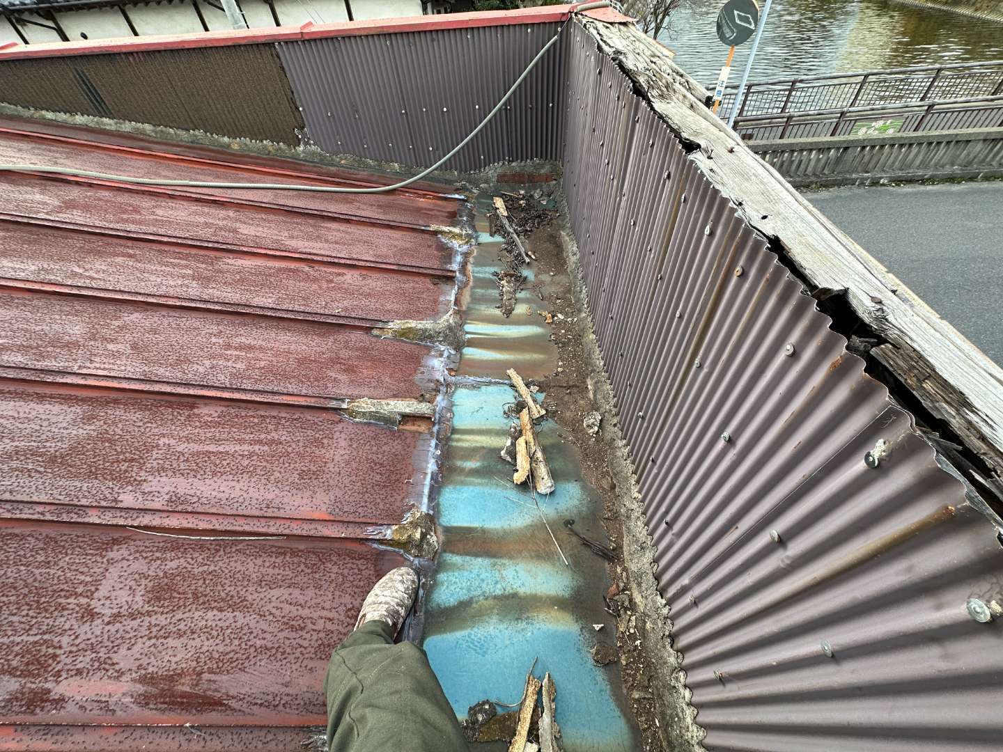 福岡県遠賀郡水巻町樋口 雨漏り対応工事・瓦棒屋根張り替え工事・屋根板金工事・雨樋交換 施工写真2