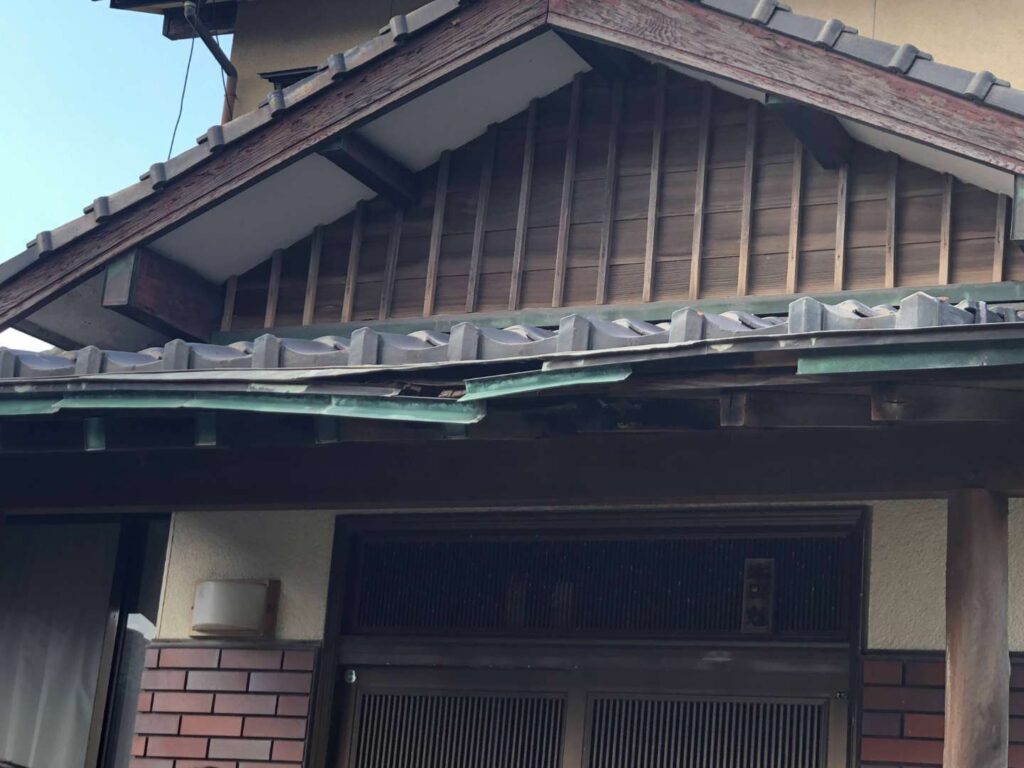 北九州市若松区 雨漏り調査・外壁補修・遮熱塗装・外壁塗装・板金工事「金属屋根葺き替え」・火災保険対応工事(施工前)