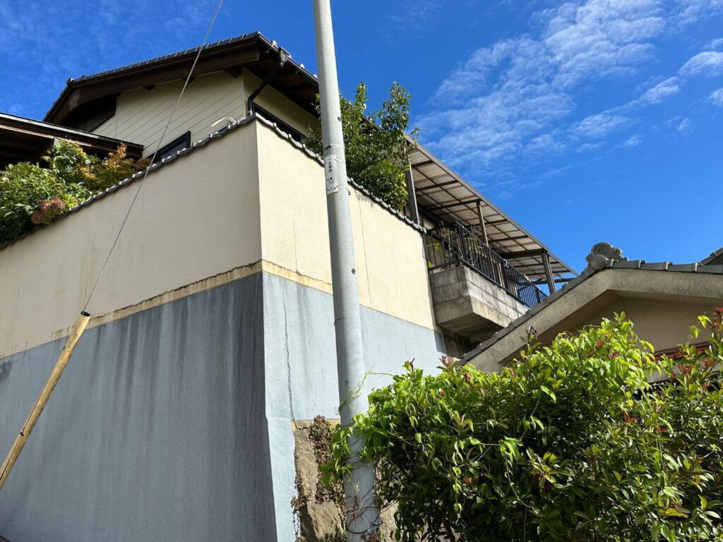 北九州市八幡東区大宮町 ガイナ断熱塗装・外壁塗装・内装塗装・屋根瓦漆喰塗り・雨漏り対応工事・火災保険対応工事・雨樋交換(施工前)